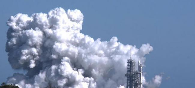 美国太空探索科技公司（SpaceX）进行猎鹰重型运载火箭的首次引擎试燃