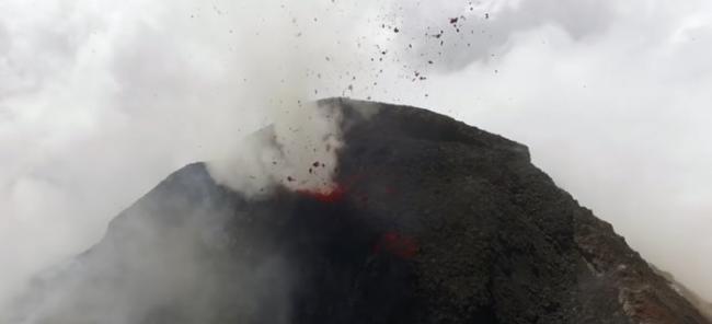 烈焰火山爆发频繁。