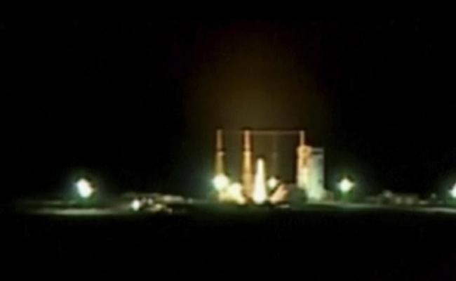 伊朗发射载有卫星的火箭。