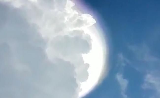 外星人UFO光临？哥伦比亚天空巨型圆盘在云层上方盘旋