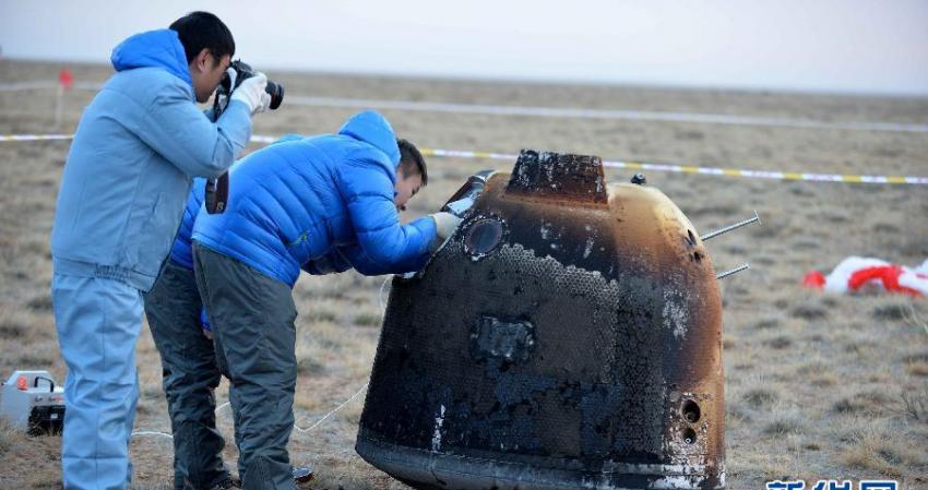 中国探月工程三期再入返回飞行试验器的返回器成功在着陆区预定区域降落