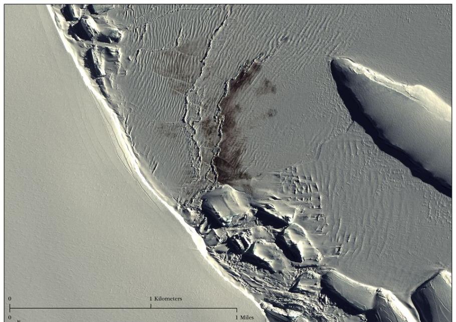 在这张拍摄于2010年的卫星照片中，棕色污迹显示出南极洲科贝克角的一个皇帝企鹅族群。 Satellite photograph courtesy Digital