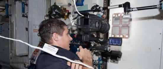 空间站上的美国宇航局宇航员利用摄影机记录下整个实验过程。