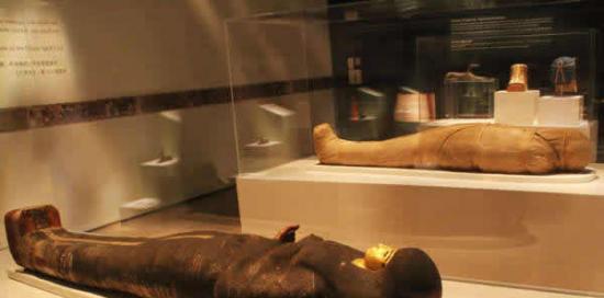 在新加坡滨海湾金沙艺术科学博物馆展出的“木乃伊：古墓之谜”古埃及文物展中，展出的木乃伊。