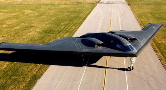外形酷似蝙蝠的B-2“幽灵”隐身轰炸机。