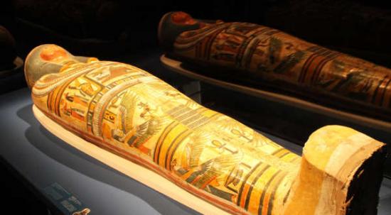 在新加坡滨海湾金沙艺术科学博物馆展出的“木乃伊：古墓之谜”古埃及文物展中，镇展之宝牧师内斯佩伦努布的木乃伊