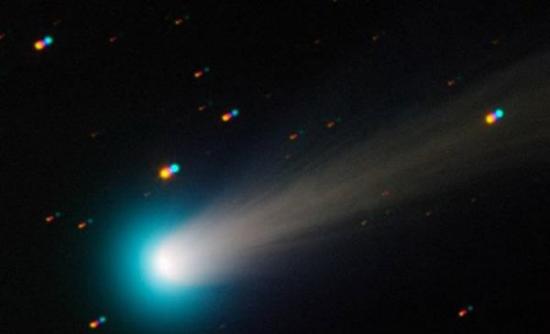 艾森彗星是2012年俄罗斯两位天文学爱好者发现的，北京时间11月29日凌晨，这颗彗星抵达近日点，距离太阳仅110万公里。