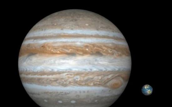 木星与地球的对比图，可以感觉到MOA-2011-BLG-322行星是有多么庞大