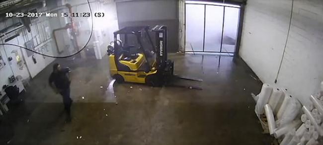 美国南卡罗来纳州工厂遭龙卷风侵袭 15秒内变成废墟