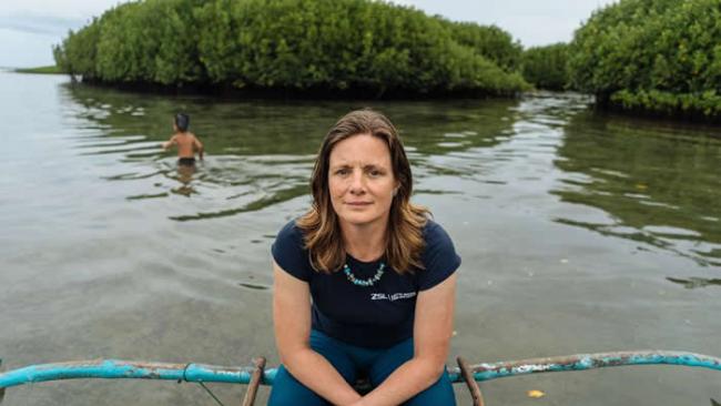 海瑟．寇德威是国家地理的会员兼探险家，她与伦敦动物协会合作协助各社区收集海洋塑胶。 PHOTOGRAPH BY HANNAH REYES MORALES, NA