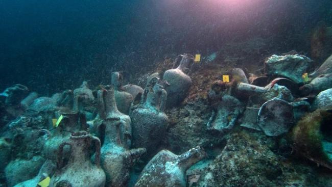 Peristera沉船遗址发现大量两耳细颈罐。