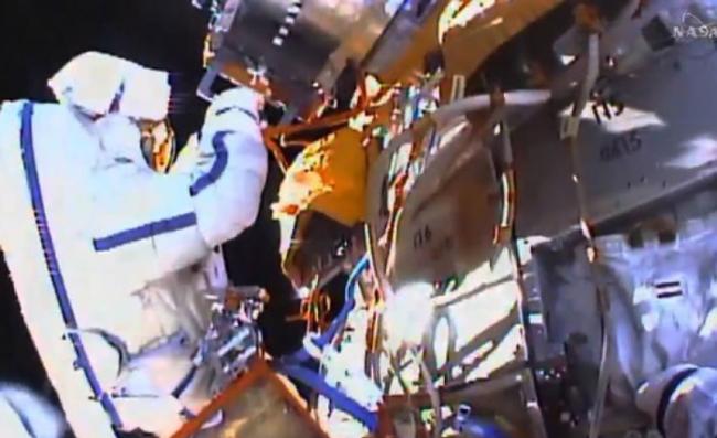 国际太空站的俄罗斯太空人步出太空站进行太空漫步