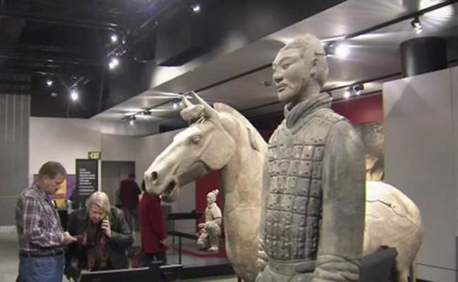 美国费城富兰克林学会博物馆一尊兵马俑展品被人掰走手指