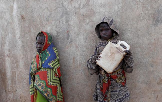 肯尼亚居民受旱没水喝。