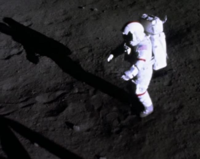 塞尔南于月球上步行的英姿。