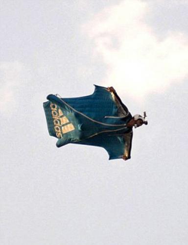 西班牙著名厨师在国际航空节低空跳伞出意外坠亡