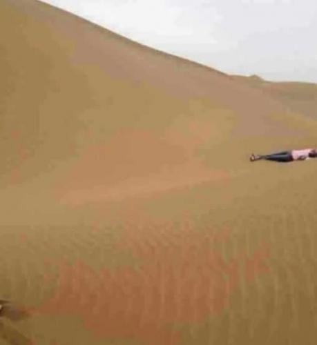 新疆库木塔格沙漠发现一具女尸，初步判断是徒步驴友