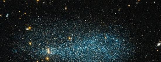 ESO 540-31矮星系拥有数亿颗恒星，外形不仅酷似一只游动的鲸鱼，也非常像一群大鸟飞过