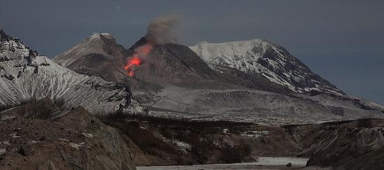 俄罗斯勘察加半岛上的舍维留奇火山和克柳切夫斯卡娅火山喷发的壮美场景