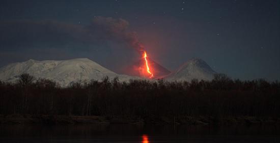 俄罗斯勘察加半岛上的舍维留奇火山和克柳切夫斯卡娅火山喷发的壮美场景