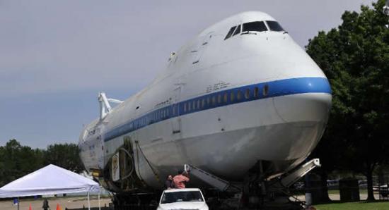 这是5月1日在美国休斯顿太空中心拍摄的等待组装的波音747NASA905飞机机身