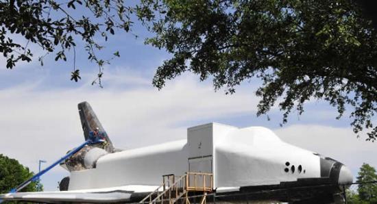 5月1日，将与波音747NASA905组装的独立号航天飞机模型安放在休斯顿太空中心
