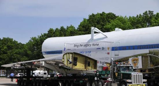 5月1日，休斯顿太空中心，卡车运送波音747NASA905的机翼。
