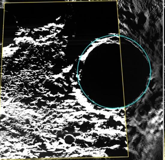 信使号传回的照片中发现水星北极地区一个陨石坑附近有冰的存在