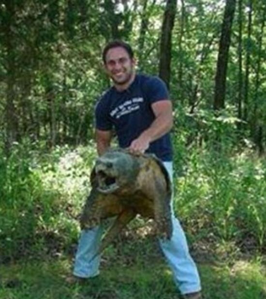 另一位Facebook用户在俄克拉荷马州野生动物保护局的页面上分享的这张照片显示，他姐夫手拿他在雨果湖里捕捉到的一只体型庞大的大鳄龟
