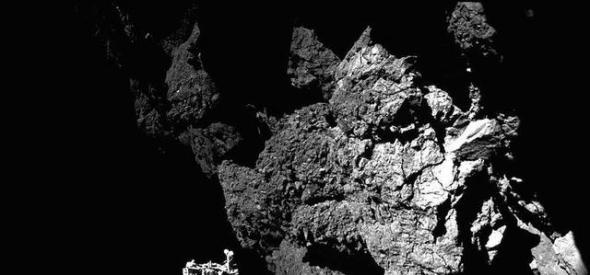 “菲莱”着陆器的降落地点有些不好，这里处于彗星上一处撞击坑的边缘附近，因此没有足够的太阳光照满足太阳能电池板的工作