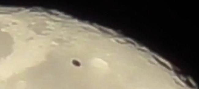 美国密歇根州底特律有人拍摄满月 赫然发现黑色碟状UFO快速飞过月球表面