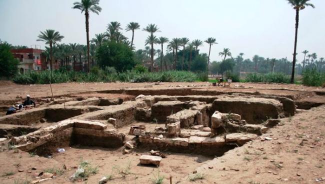 考古学家发现巨大的古代建筑遗址。
