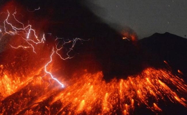 樱岛火山爆发后有熔岩流出，现场亦出现闪电。