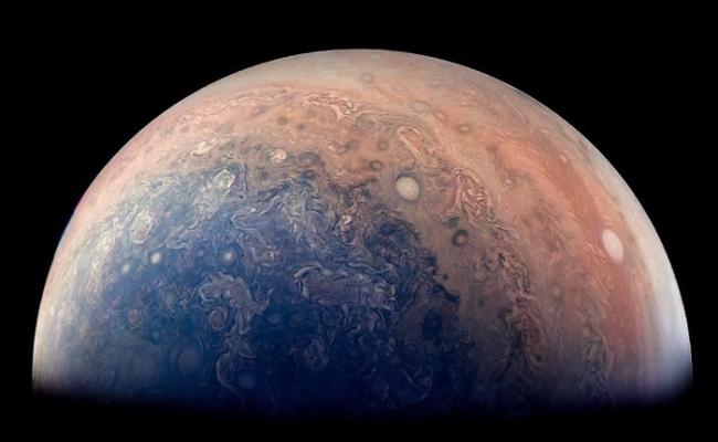 美国太空总署（NASA）发布朱诺号探测器新照片：木星南极美丽蓝色云团