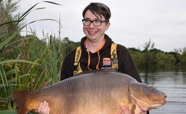 英国男子在养殖场钓到33公斤大鲤鱼想注册成纪录遭死亡威胁