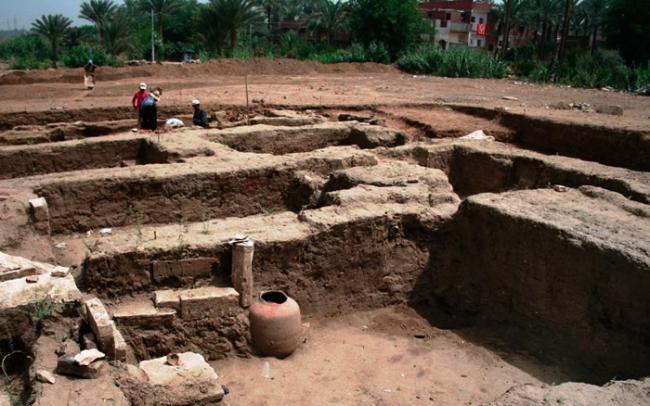 考古学家发现石灰罐等文物。