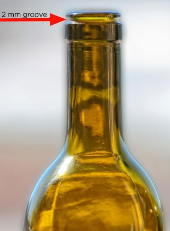 在瓶口刻出一个两毫米宽的圆形凹槽，便可解决“漏酒”的问题。