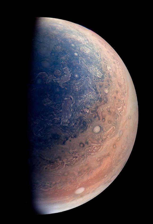 美国太空总署（NASA）发布朱诺号探测器新照片：木星南极美丽蓝色云团