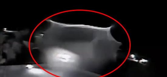 美国住宅区视频监控拍摄到UFO在泳池上空撒网？
