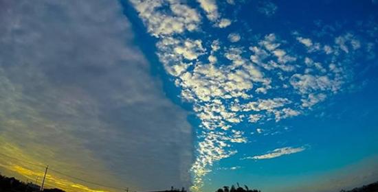 台湾新竹县湖口乡上空18日下午出现“阴阳云”景观，在冬日夕阳的衬托下，显得格外浪漫。来源：“中央社”/侯德源摄