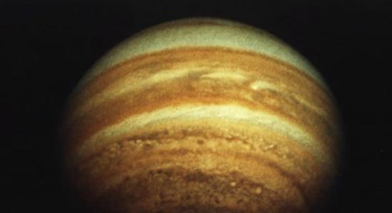 先驱者11号从木星北极上方拍摄到的木星图像