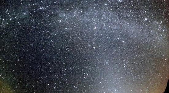 猎户座流星雨划过“银河”的情景