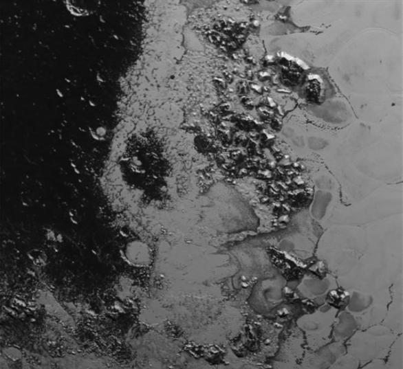 新视野号新发现的位于冥王星“心形”地区西南部的一组群山