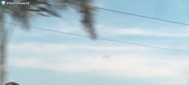 菲律宾目击者在车上拍到UFO在天空中移动的影片