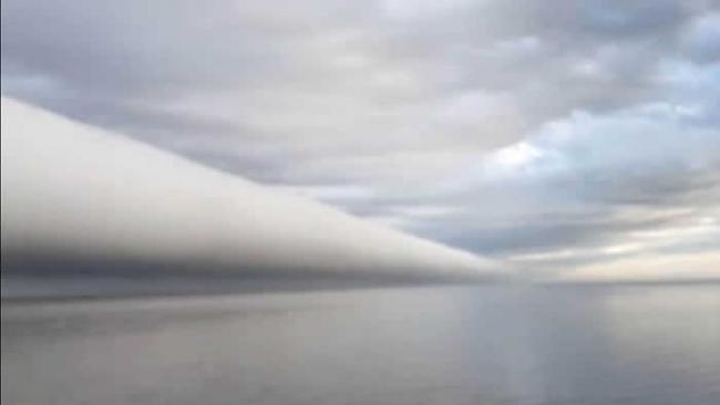 新奥尔良海面上方看到的卷轴云