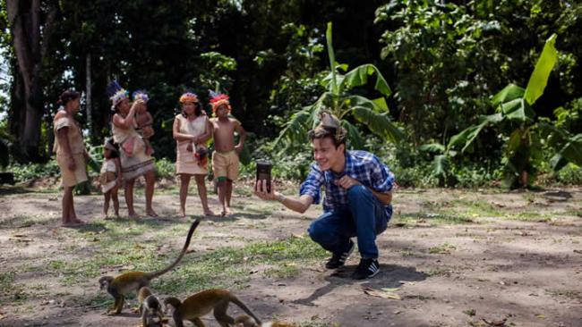 一名年轻男子在哥伦比亚亚马逊地区的猴岛上自拍。 「游猎自拍」（selfie safari）为游客在行程中与野生动物自拍，是一股逐渐兴起的风潮。野生动物专家说，在