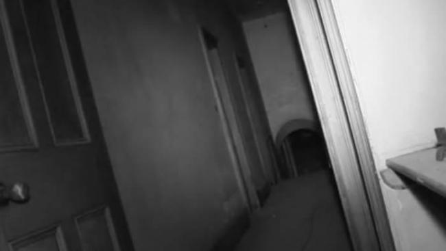 英国灵异节目电视台摄制队在南约克郡闹鬼大宅探险时拍摄到半透明人影