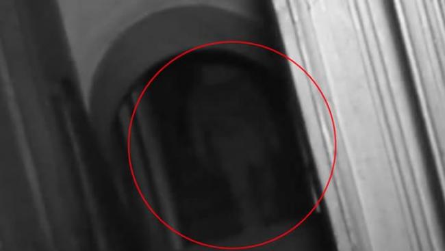英国灵异节目电视台摄制队在南约克郡闹鬼大宅探险时拍摄到半透明人影