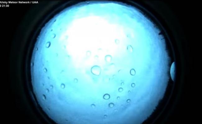 “火流星”：瑞典深夜天空发生异象 惊现神秘蓝光火球
