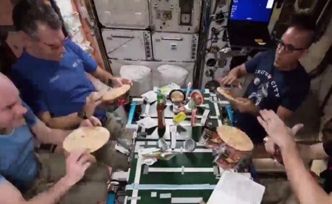 宇航员合力制作美食。
